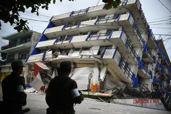 As autoridades mexicanas pediram que permanecessem alertas após o terremoto