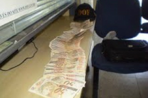Polícia apreende R$ 2.300, em cédulas falsas na BR 463
