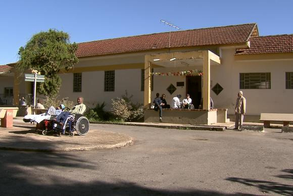 Governo quer nova política de saúde mental; especialistas criticam manicômios Fachada do Colônia, conhecido com o maior hospício do Brasil. Hoje, o local abriga o Centro Hospitalar Psiquiátrico de Barbacena (MG) e conta com mais de 1 mil pacientes em regime de internação de longa permanênciaFoto: Reprodução/TV Brasil
