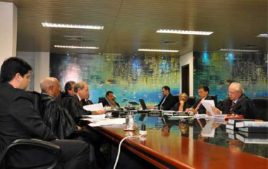 Julgamento do recurso do prefeito Ari Artuzi durou cerca de meia hora.