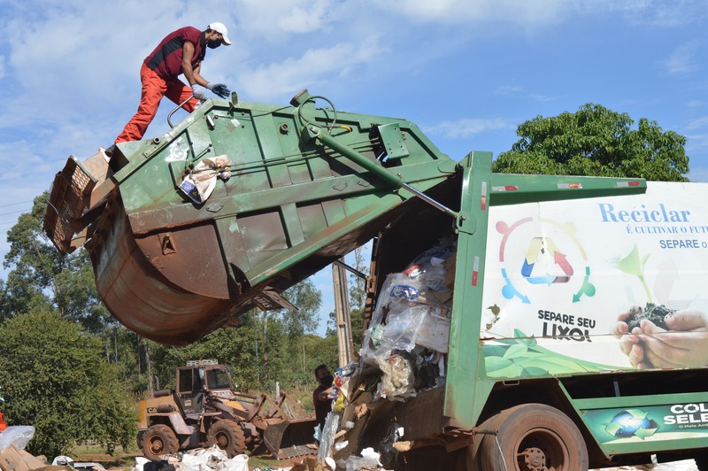 Falta de descarte ideal de lixo coloca coletores em situação de risco em Amambai Coletores têm contato direto com o lixo que pode estar contaminado / Foto: Moreira Produções