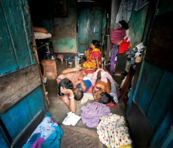 Família vive em favela urbana em Calcutá, na Índia. Foto: ONU/Kibae Park