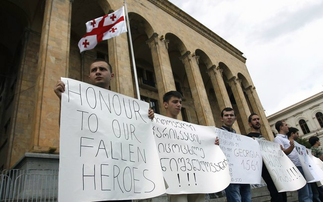 Pessoas reivindicam em Tbilisi retirada de tropas da Geórgia do Afeganistão. Sete soldados georgianos foram mortos nesta semana no país asiático