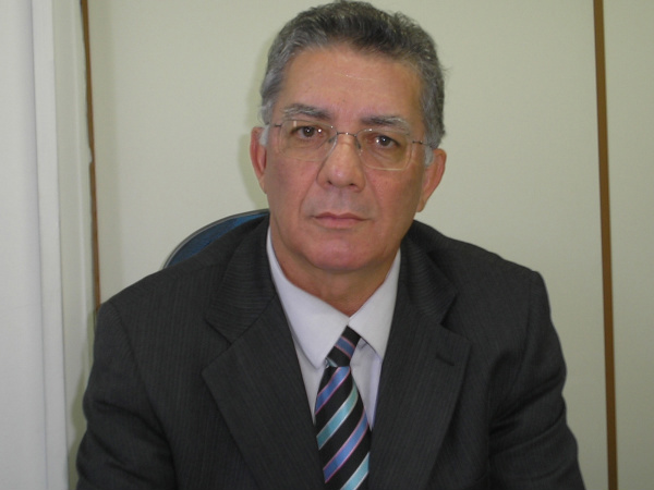 Juiz toma posse como prefeito de Dourados O Juiz Eduardo Machado Rocha assumiu na manhã deste sábado, 4, a prefeitura de Dourados.