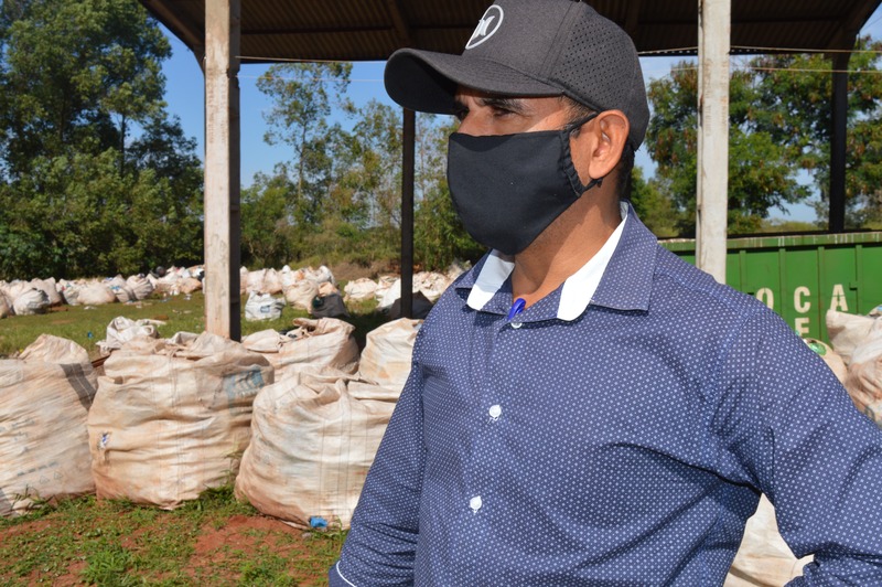 Falta de descarte ideal de lixo coloca coletores em situação de risco em Amambai Vilmar Cubas, secretário municipal de serviços urbanos, acompanhou junto da nossa reportagem, à visita ao aterro da Coopercicla / Foto: Moreira Produções