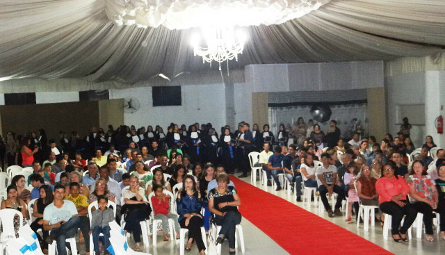 A solenidade de formatura reuniu no Centro de Eventos de Amambai os cursistas e seus familiares, professores, autoridades e convidados.