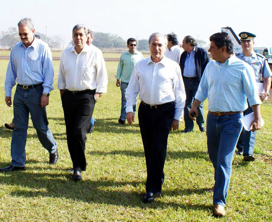Vice-presidente da República vem a Dourados para encontro do PMDB Michel Temer, ladeado por lideranças do PMDB/MS em agosto de 2007: volta a Dourados para evento partidário.