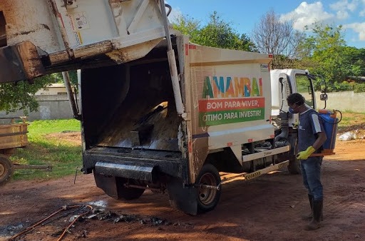 Falta de descarte ideal de lixo coloca coletores em situação de risco em Amambai Caminhões coletores são diariamente desinfectados / Foto: Divulgação