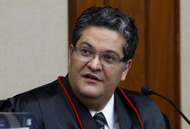 José Dirceu pede direito de resposta contra inserções do candidato José Serra Ministro Henrique Neves.
