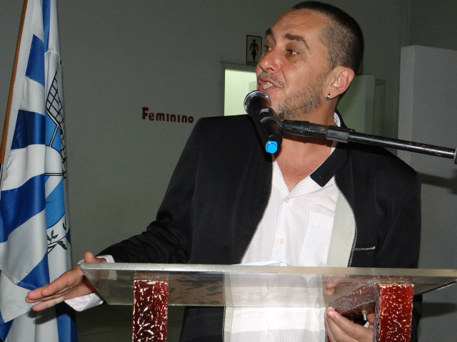 Professor Luiz Peixoto, tutor do curso de Secretária Escolar.