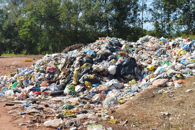 Falta de descarte ideal de lixo coloca coletores em situação de risco em Amambai Insumos rejeitados da coleta seletiva recolhidos em dois dias no município de Amambai; esses dejetos são encaminhados para Dourados / Foto: Moreira Produções