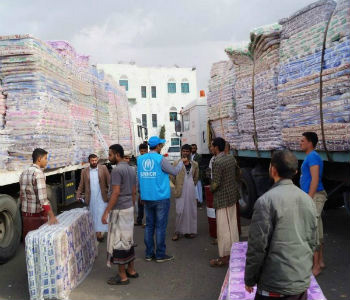 Conflitos no Iêmen matam mais 165 pessoas entre 3 e 15 de julho Distribuição de colchões e cobertores para população refugiada no Iêmen. Foto: Acnur/A.Zabarah