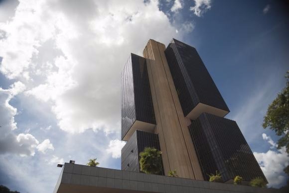 Mercado financeiro projeta menos inflação e mais crescimento para 2017 e 2018 Revisão positiva para a economia brasileira ocorre diante da melhora dos indicadores econômicos