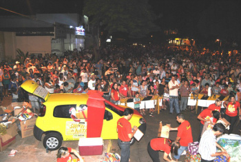 Mais de três mil pessoas participam do sorteio do Show de Natal da ACIA População de Amambai prestigiou o evento. (Foto: Moreira Produções)
