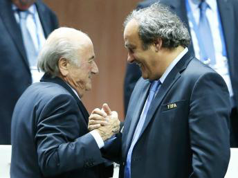 Michel Platini, direita, com Sepp Blatter após a reeleição deste último à Presidência da FIFA a 29 de Maio de 2015 em Zurique na Suíça. 