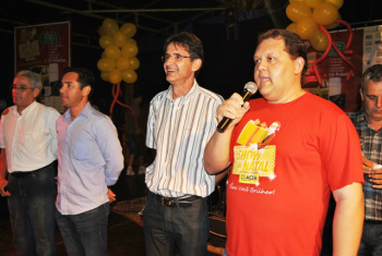 Mais de três mil pessoas participam do sorteio do Show de Natal da ACIA O presidente da ACIA, Lelo, no sorteio da campanha Show de natal. (Foto: Moreira Produções)
