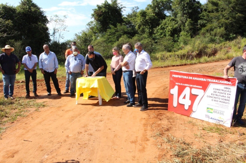 Prefeito de Amambai, Dr. Bandeira, assinando documento de lançamento da obra / Foto: Decom