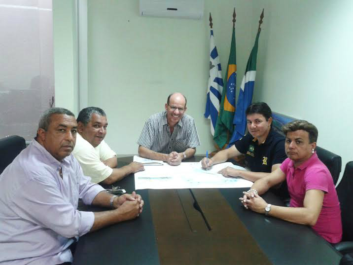 Devolução de duodécimo possibilita construção de Parque no Pôr do Sol em Amambai Prefeito Sergio Barbosa e os vereadores Jaime Bambil, Valter Brito, Ilzo Victor e Carlinhos Nascimento durante a devolução dos recursos, que ocorreu ao final do ano legislativo de 2015. (Foto: Decom)