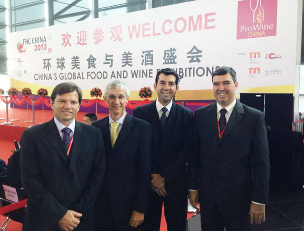 Participaram também os presidentes da Coopsema, Luciano Mendes, da Famasul, Eduardo Riedel, e da Fundação MS, Luiz Alberto Moraes.