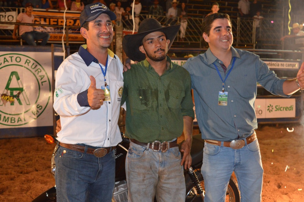 E/D: Ronan Nunes, presidente do Sindicato Rural de Amambai; Petrocelly Carlos, campeão do rodeio em Amambai e Braz Henrique, diretor de rodeios do SRA / Foto: Moreira Produções