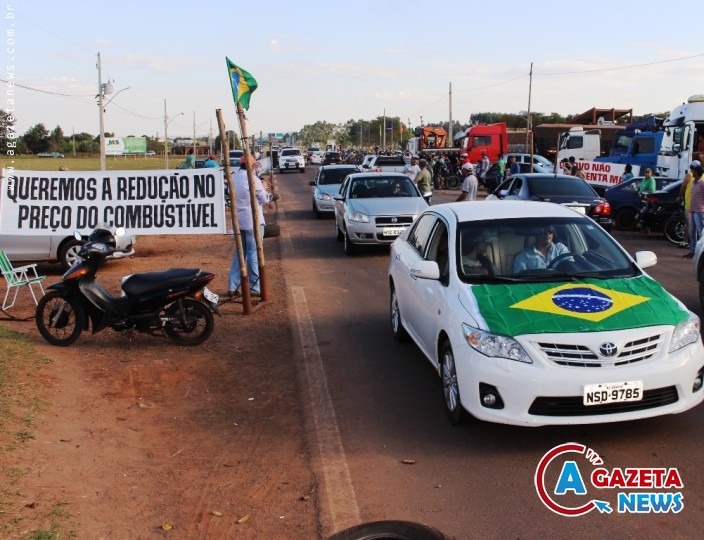 Centenas de pessoas foram às ruas de Amambai na tarde desse sábado em apoio a greve dos caminhoneiros. / Fotos: Vilson Nascimento
