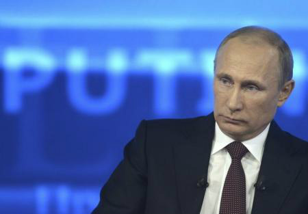 Presidente russo, Vladimir Putin, durante a transmissão de um programa de entrevisa televisionado, em Moscou