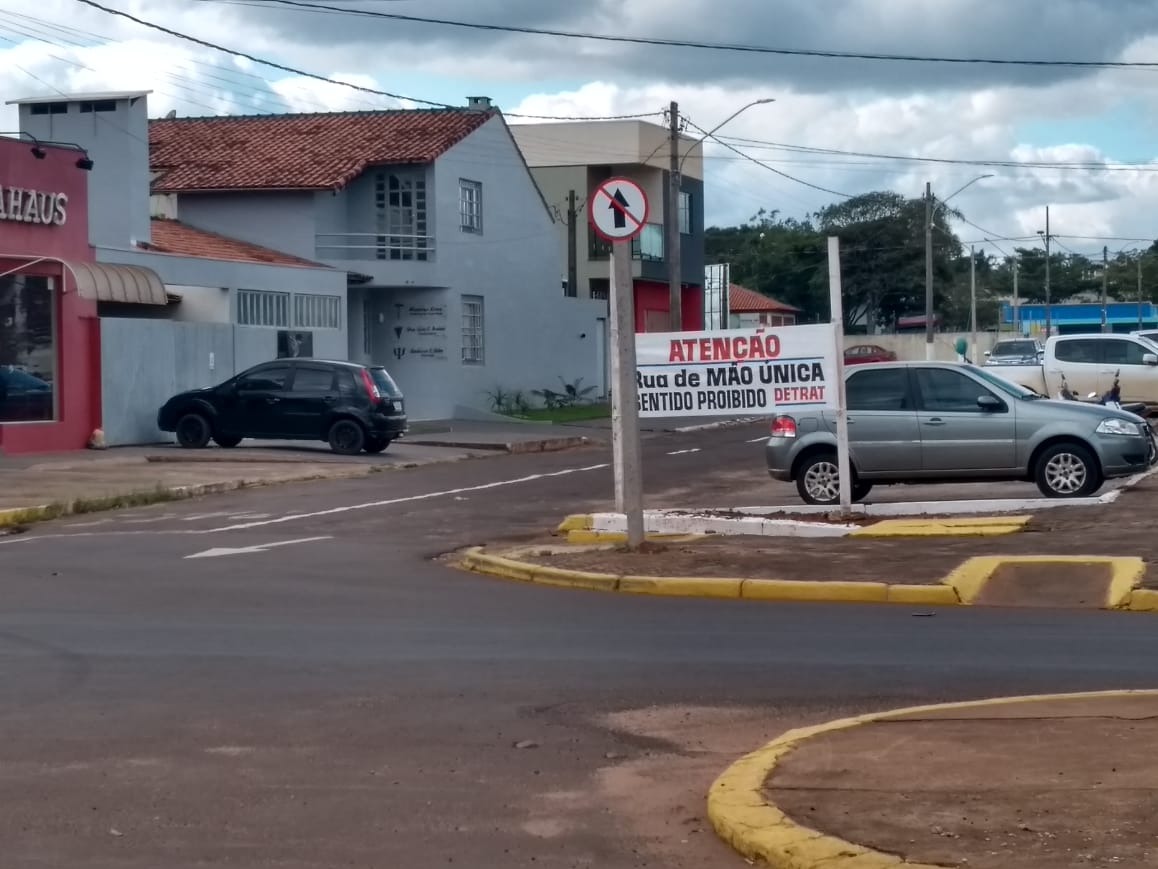 Detrat de Amambai transforma parte da rua Benjamin Constant em mão única O trajeto que foi transformado compreende desde a Rua da República até a José Bonifácio, totalizando três quadras, cerca de 350 metros.