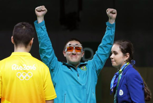 Felipe Wu comemora a medalha de prata na prova de pistola de ar 10 metros / Foto: Valdrin Xhemaj/Divulgação Lusa