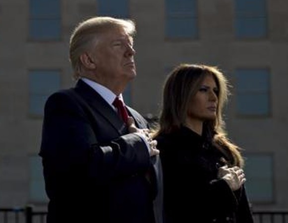 Trump faz minuto de silêncio por vítimas do 11/9 e lança alerta a terroristas Trump e Melania durante o minuto de silêncio pelas vítimas do atentado de 11/9/2001