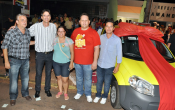 "A campanha Show de Natal da ACIA é importante para o comércio da cidade". Prefeito, autoridades e a irmã do ganhador do veículo Uno 0KM sorteado na Campanha Show de Natal da Acia.