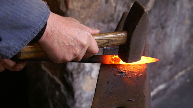 Geralmente o metal é aquecido até que fique vermelho ou laranja, como parte do processo de forjamento.