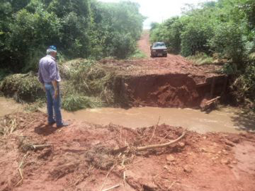 Chuvas destroem cidade