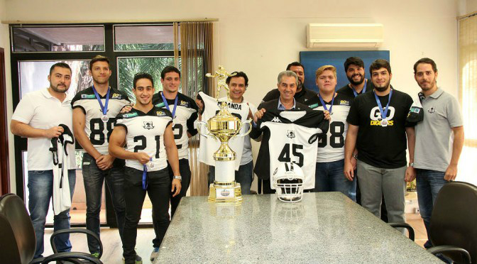 Governador recebe equipe de MS destaque em campeonato de futebol americano