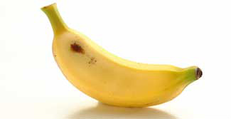 Milena Boniolo despolui água com casca de banana