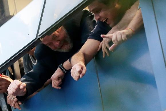 Ex-presidente Luiz Inácio Lula da Silva acena para simpatizantes de uma janela do Sindicato dos Metalúrgicos de São Bernardo do CampoREUTERS/Leonardo Benassatto/Direitos Reservados
