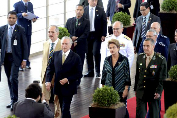 Dilma pede colaboração das Forças Armadas para um país mais justo e democrático A presidenta Dilma Rousseff e o vice-presidente, Michel Temer, participam de solenidade onde recebem os cumprimentos de oficiais-generais no Clube do Exército Foto: Antonio Cruz
