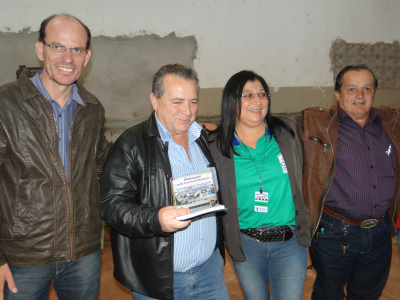 Ex-deputado José Carlos Monteiro foi homenageado pelos membros do Programa da Terceira Idade Conviver de AmambaiFoto: Moreira Produções