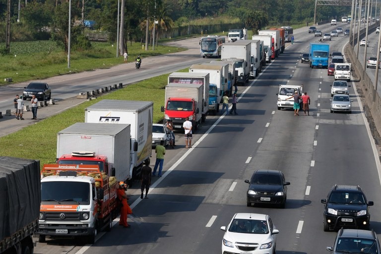 Decisão do STF impõe multa de até R$ 100 mil por hora por bloqueio de rodovias