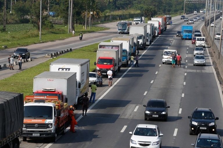 Decisão do STF impõe multa de até R$ 100 mil por hora por bloqueio de rodovias Decisão do STF impõe multa de até R$ 100 mil por hora por bloqueio de rodovias
