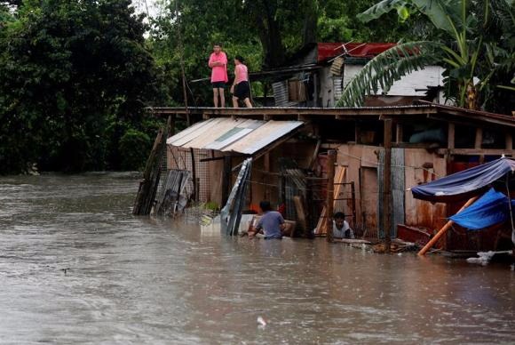 A cidade de Bacoor, nas Filipinas, ficou alagada com a passagem do Talim. O tufão se dirige agora para a China