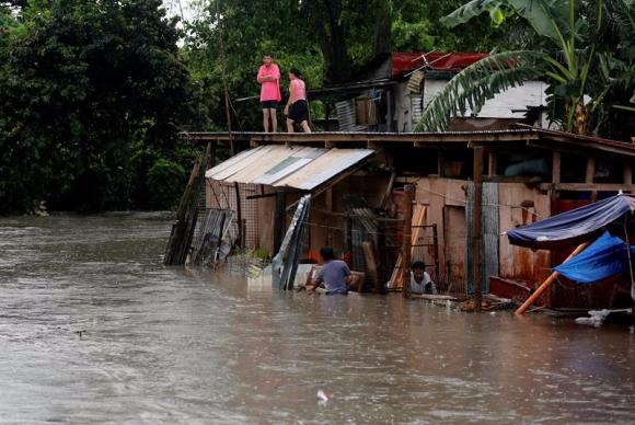 China deve evacuar 500 mil pessoas por conta da chegada do Tufão Talim A cidade de Bacoor, nas Filipinas, ficou alagada com a passagem do Talim. O tufão se dirige agora para a China