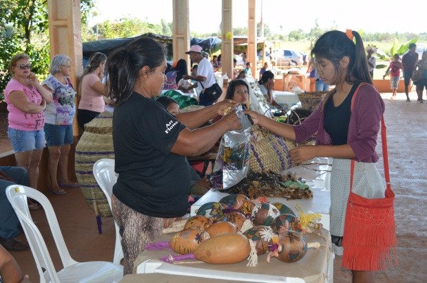 Ismael quer cursos de produção e comercialização de produtos nas aldeias Comercialização de alimentos de subistencia durante realização da Feira Indígena / Foto: Moreira Produções