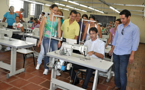 Curso de costura industrial tem início em Amambai O Prefeito Dirceu Lanzarini, com o vice-prefeito e secretário de Indústria e Comércio de Amambai, José Aguiar, estiveram presentes no primeiro dia de curso.