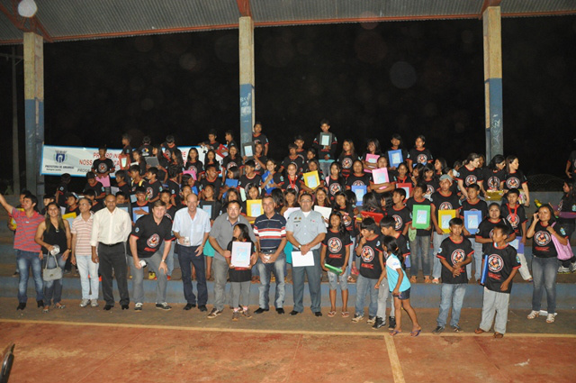 Durante a cerimônia foram realizadas apresentações culturais, entrega de medalhas e leitura de redações dos alunos.