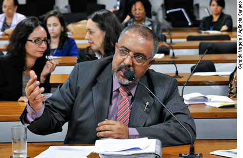 Paulo Paim entregou substitutivo à CDH