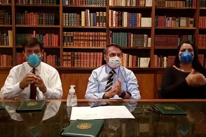 O ministro da Saúde, Luiz Henrique Mandetta, e o presidente Jair Bolsonaro, durante live no Facebook Reprodução/Facebook