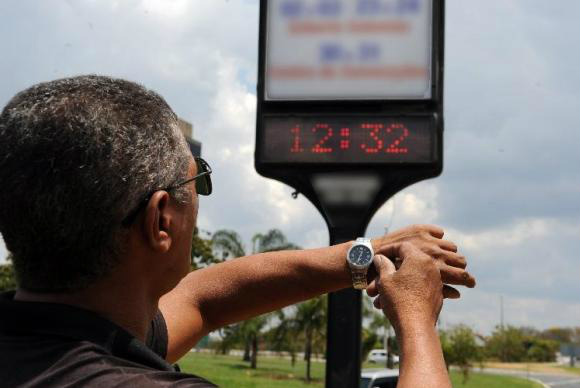 Relógios devem ser atrasados em uma hora nos 11 estados que adotaram a medida    Foto: Arquivo/Agência Brasil
