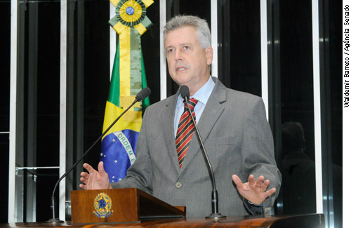 Rollemberg sugere que a sociedade cobre dos senadores a aprovação do voto aberto Rollemberg disse que a sociedade deve pressionar os demais senadores para que seja aprovada, em segundo turno, a PEC que acaba com toda a possibilidade de votações secretas no Poder Legislativo
