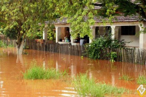 Prefeitura de Bela Vista decreta estado de emergência após cheia do Rio Apa Residência alagada no bairro. (Foto: Bela Vista MS)