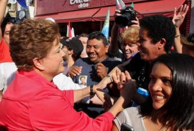 Dilma promete parceria com prefeitos para melhorar condições ambientais nas cidades A candidata do PT a Presidência, Dilma Rousseff, durante caminhada ontem em São Paulo.